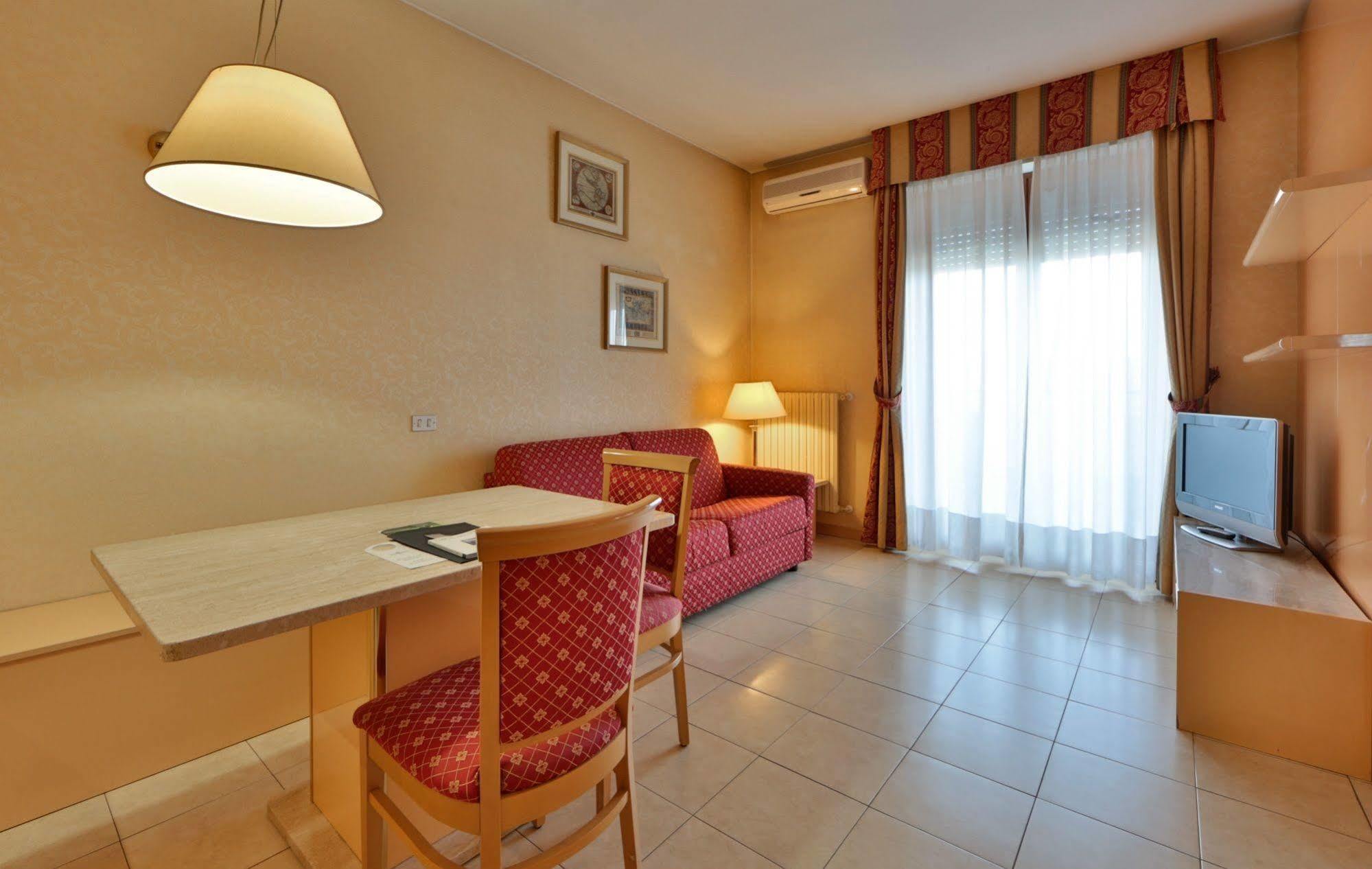 Unaway Hotel & Residence Quark Due Milano Bagian luar foto
