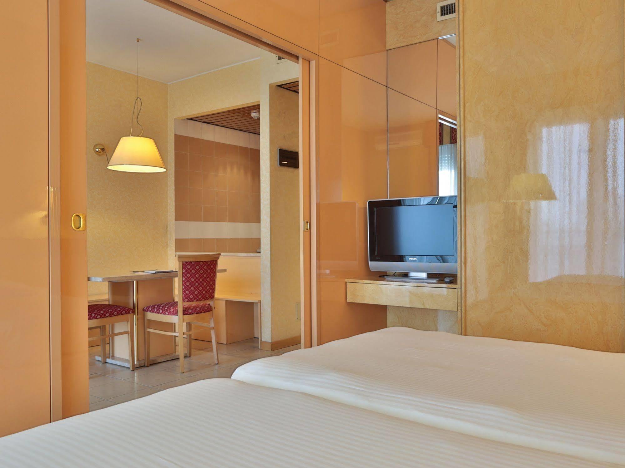 Unaway Hotel & Residence Quark Due Milano Bagian luar foto
