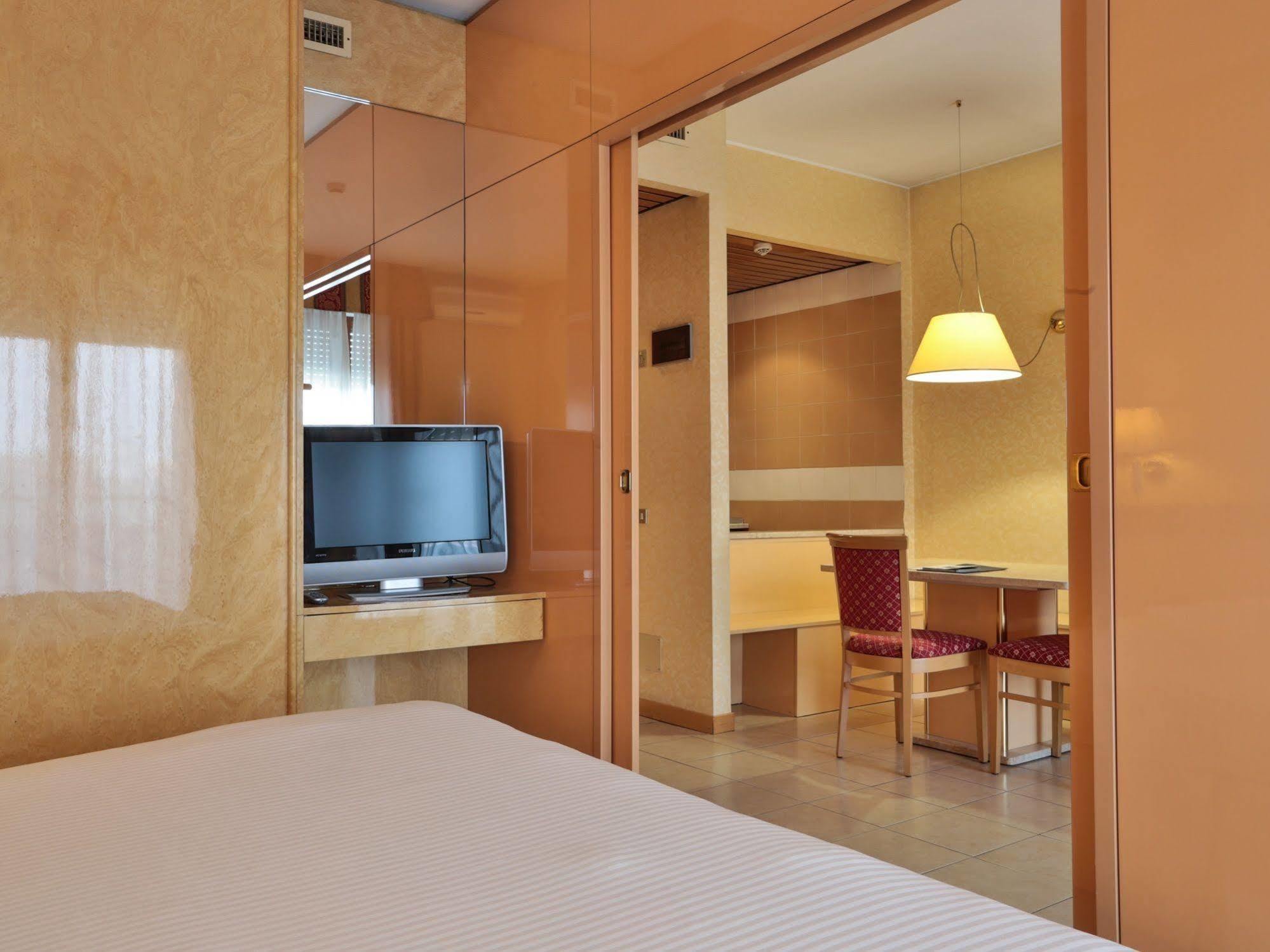 Unaway Hotel & Residence Quark Due Milano Bagian luar foto