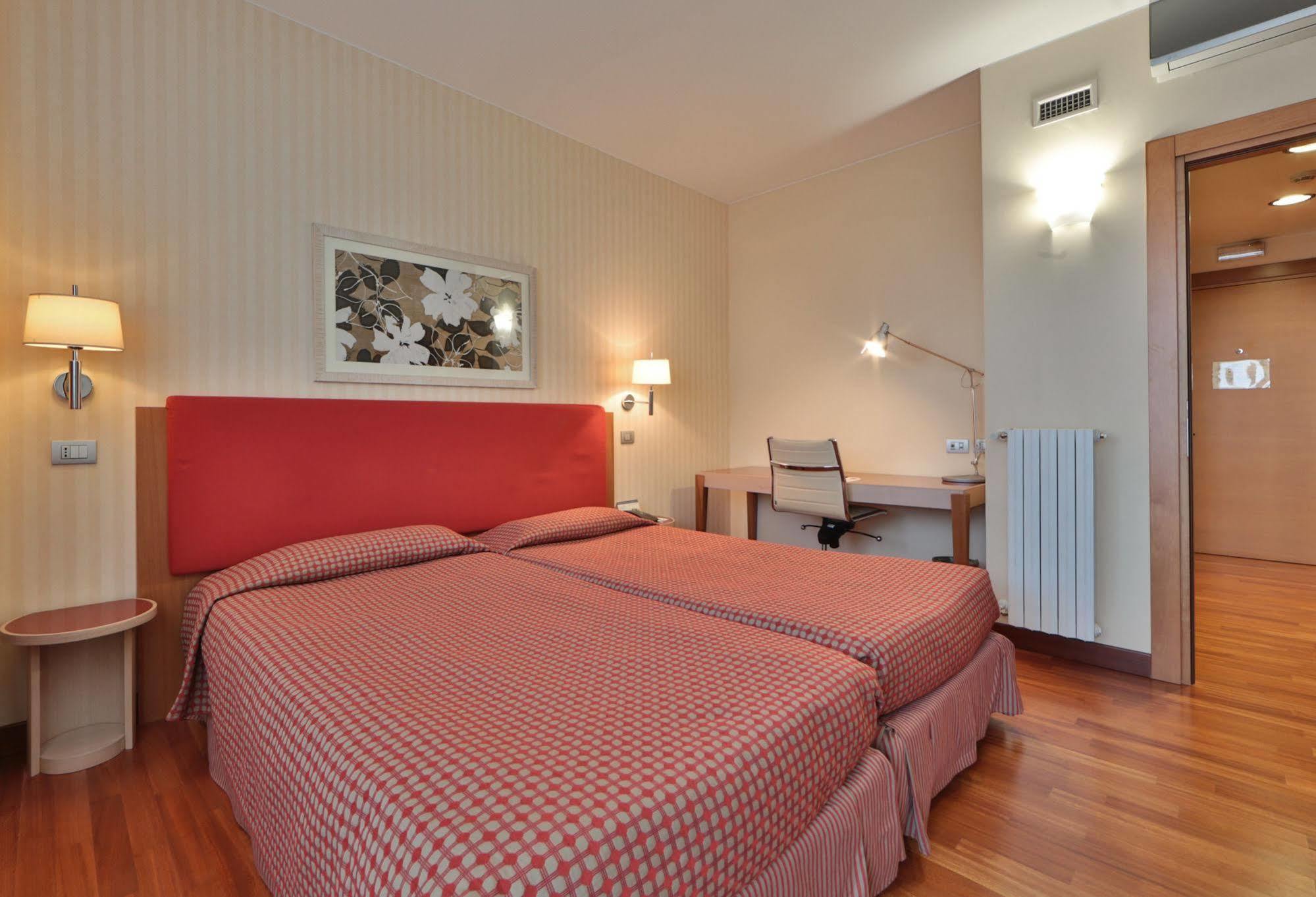 Unaway Hotel & Residence Quark Due Milano Bagian luar foto